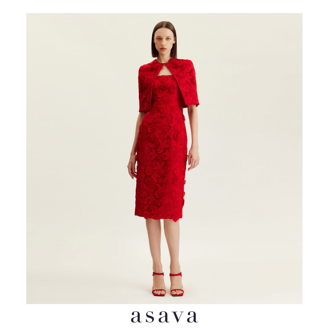 [asava aw24] Soraya Floral-lace Column Dress เดรสผู้หญิง เข้ารูป เคปคลุมไหล่เข้าเซ็ต แขนกุด คอเหลี่ยม ผ่าหลัง ตะขอและซิปหลัง ผ้าลูกไม้ตาไก่ 3 มิติ ราคา 29,000 บาท*ส่งฟรี