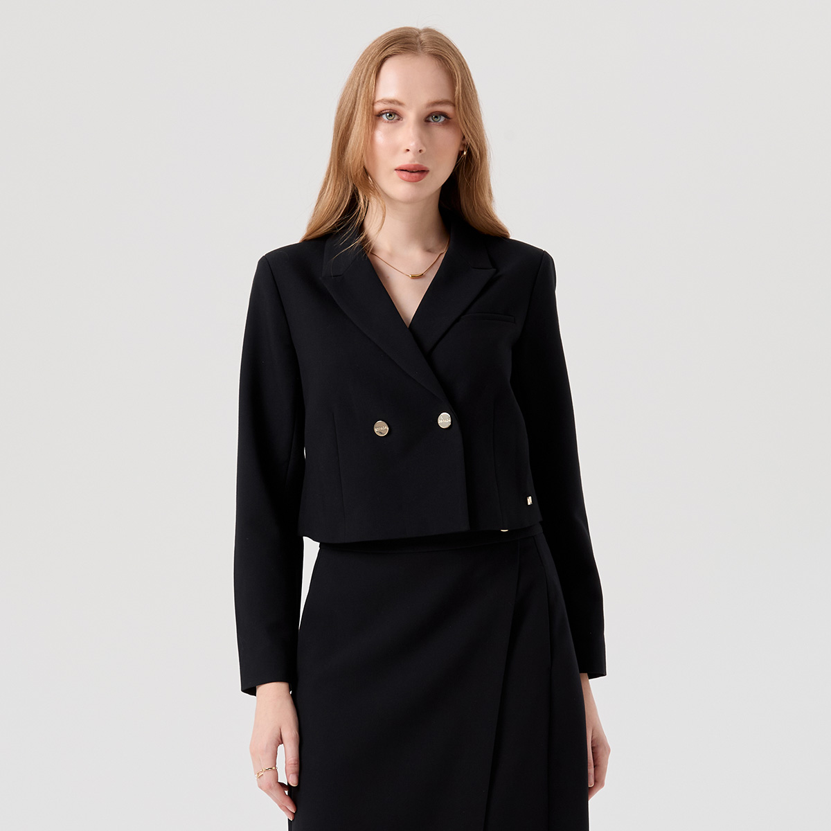 ESPADA เสื้อเบลเซอร์ทรงครอปกระดุมสองแถว ผู้หญิง สีดำ | Double Breasted Cropped Blazer | 04854 ราคา 1,957 บาท*ส่งฟรี