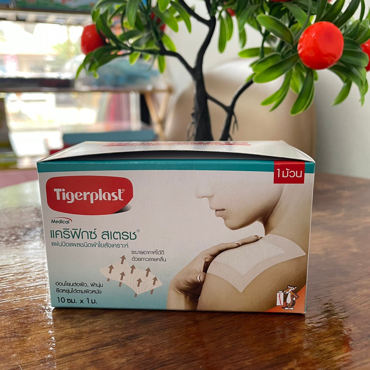 Tigerplast Carifix Stretch แคริฟิกซ์ สเตรช แผ่นปิดแผล ชนิดผ้าใยสังเคราะห์ ขนาด 10 cm x 1 m จำนวน 1 กล่อง ราคา 49 บาท*ส่งฟรี