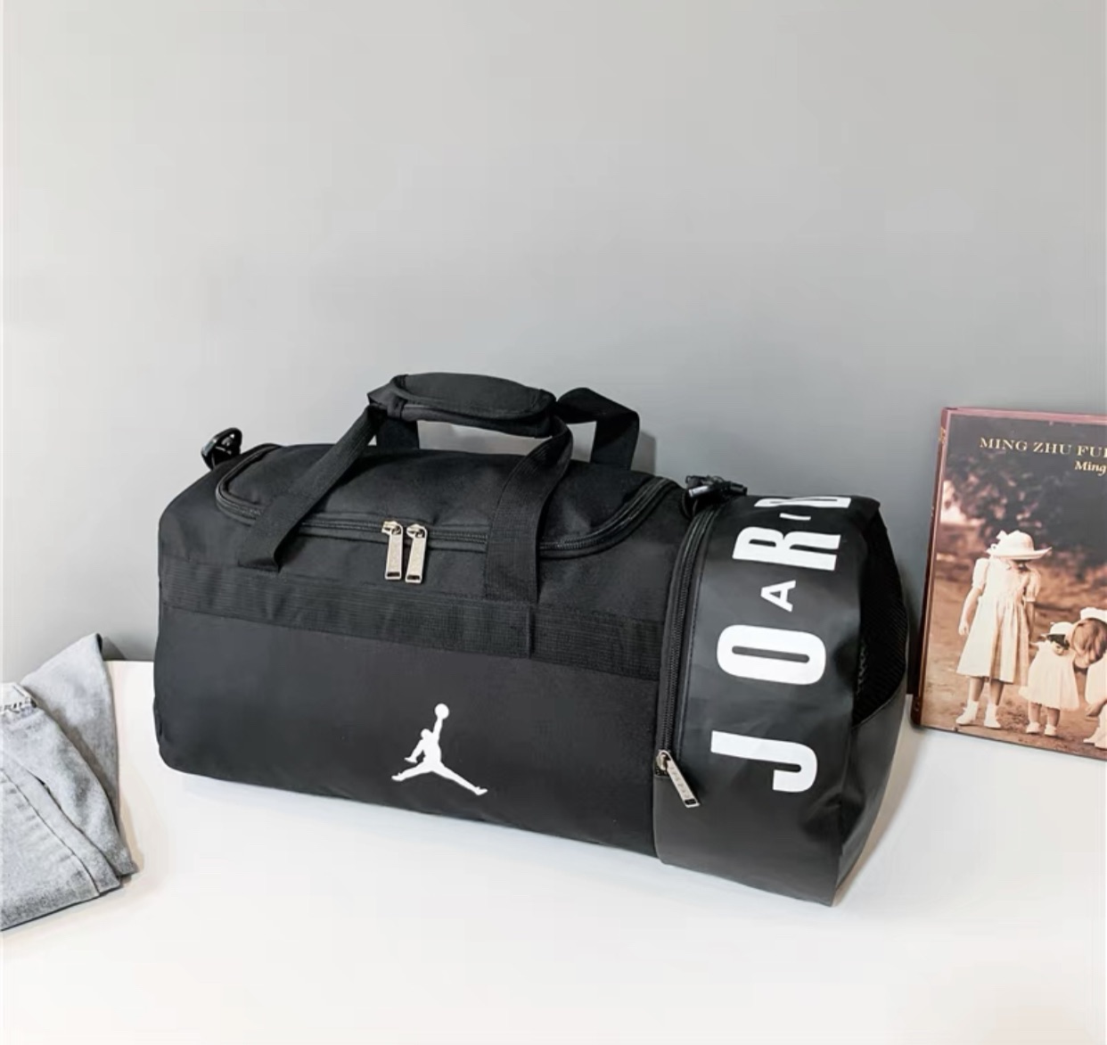 ภาพประกอบคำอธิบาย กระเป๋าสะพายข้าง , กระเป๋าสะพาย  Air Jordan Bag