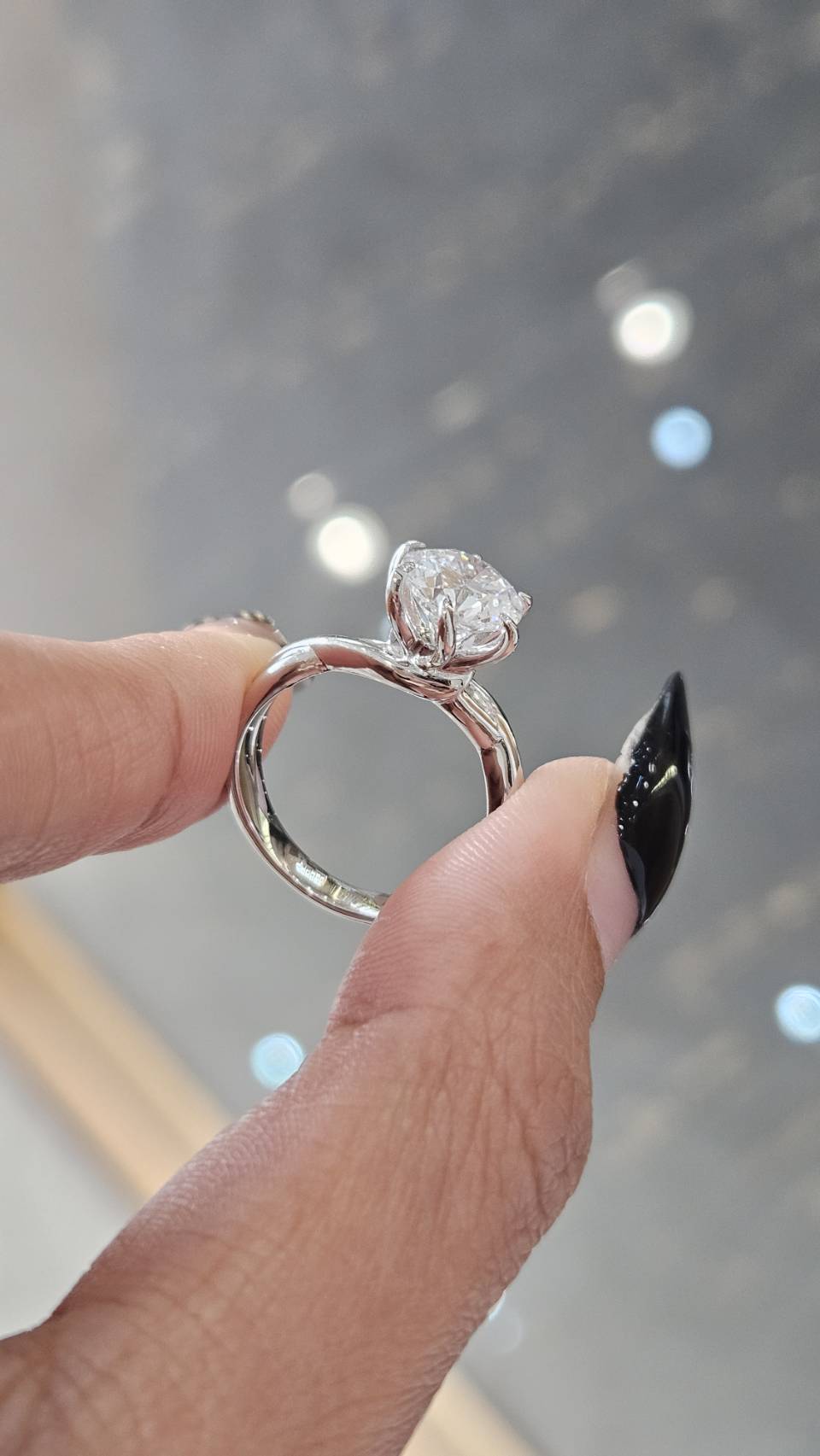 A Single Diamond Ring That Truly Reflects Taste and Style. ✨️ 💍 •Details• Lab Grown Diamond 2.01Ct.D Color Si2 | Not Certain. 9K White Gold 4.5g. 💍 R000589 ราคา 49,300 บาท*ส่งฟรี