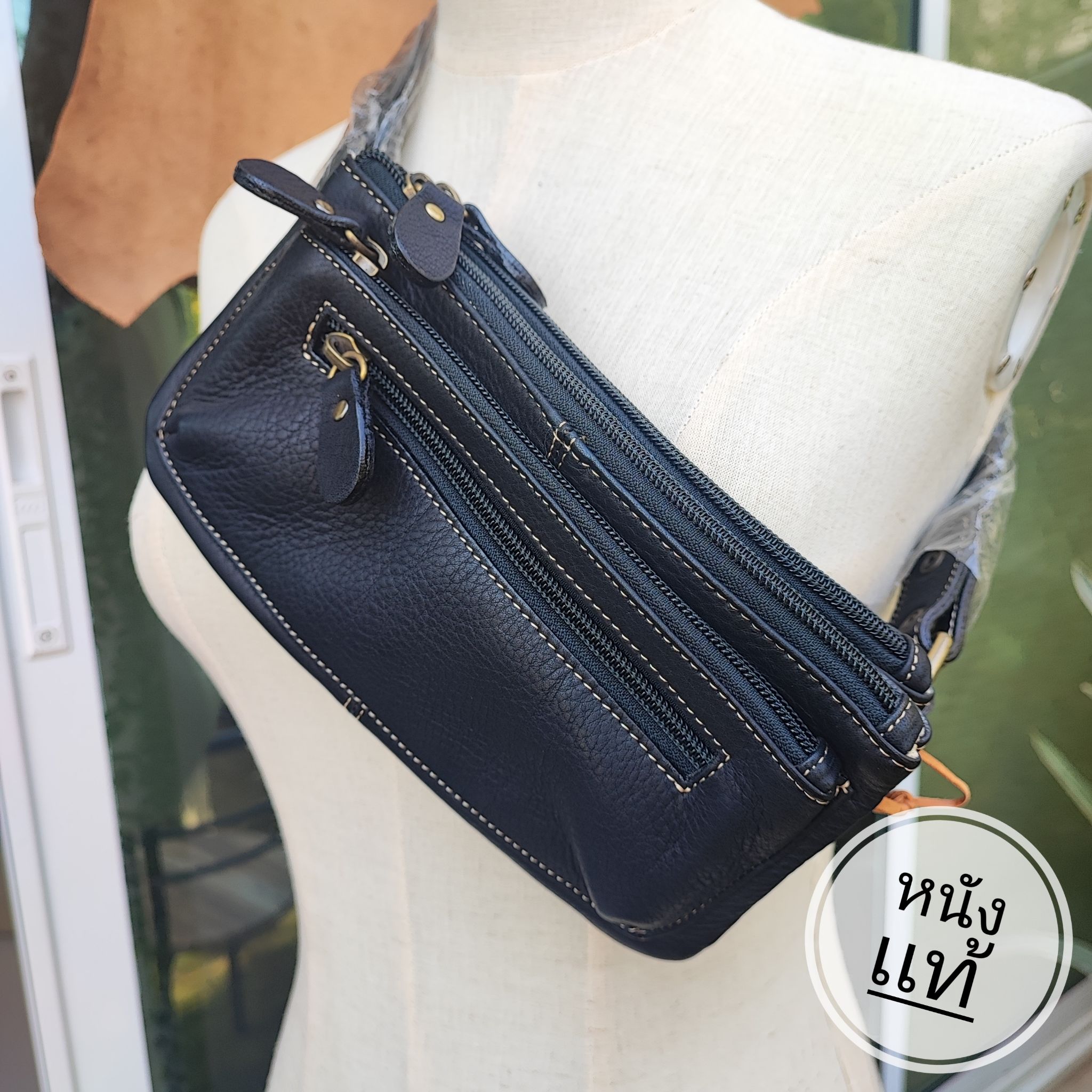 กระเป๋าคาดเอว คาดอก หนังแท้ ดีไซน์เรียบหรู ปรับสายสะพายได้ สะพายได้หลากหลายสไตล์ ราคา 1,700 บาท*ส่งฟรี