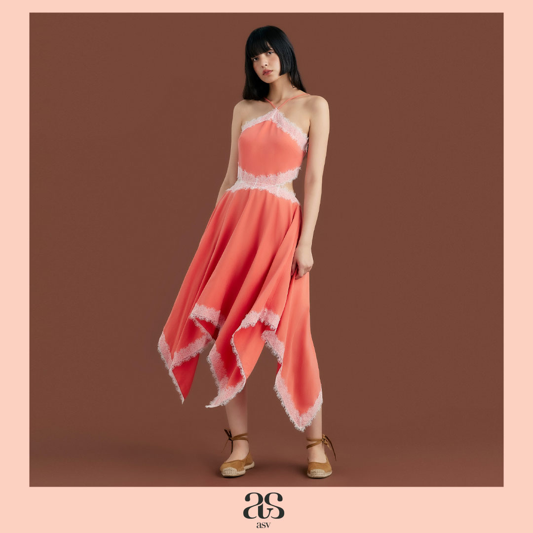 [asv aw24] Lola Handkerchief Dress เดรสผู้หญิง สายเดี่ยว ตกแต่งโบว์ด้านหน้า ตกแต่งเชิงลูกไม้ เว้าเอวด้านข้าง ผ้าไลโอเซลส์ ราคา 8,290 บาท*ส่งฟรี