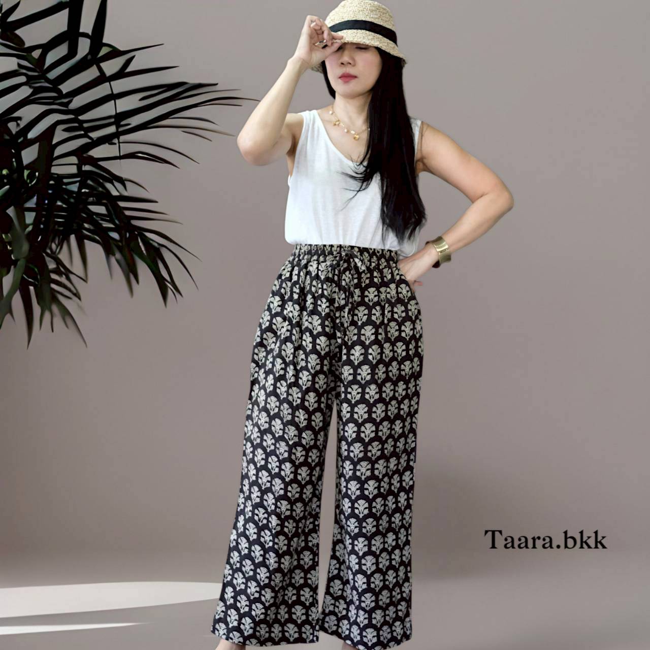 Sita Pants, Four-Quarter Length Stretch Pants, Indian Printed Fabric. ราคา 1,290 บาท*ส่งฟรี