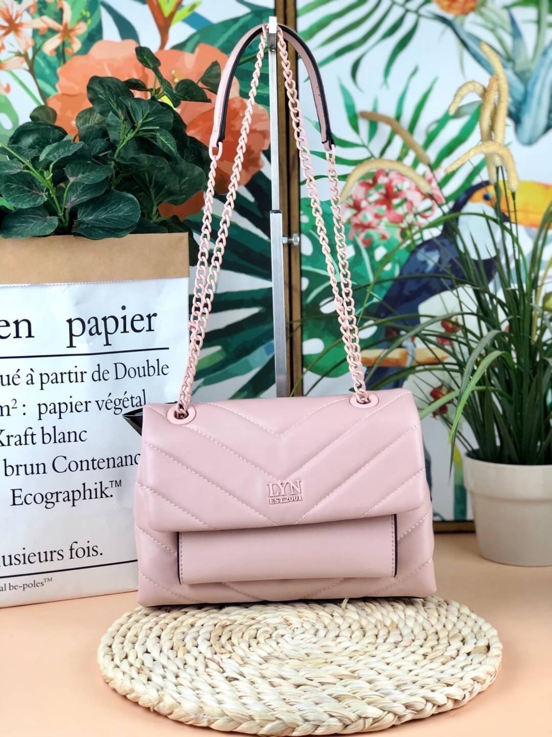 กระเป๋าสะพาย LYN TRINITY BAG กระเป๋าสะพายข้าง/ครอสบอดี้ วัสดุหนัง