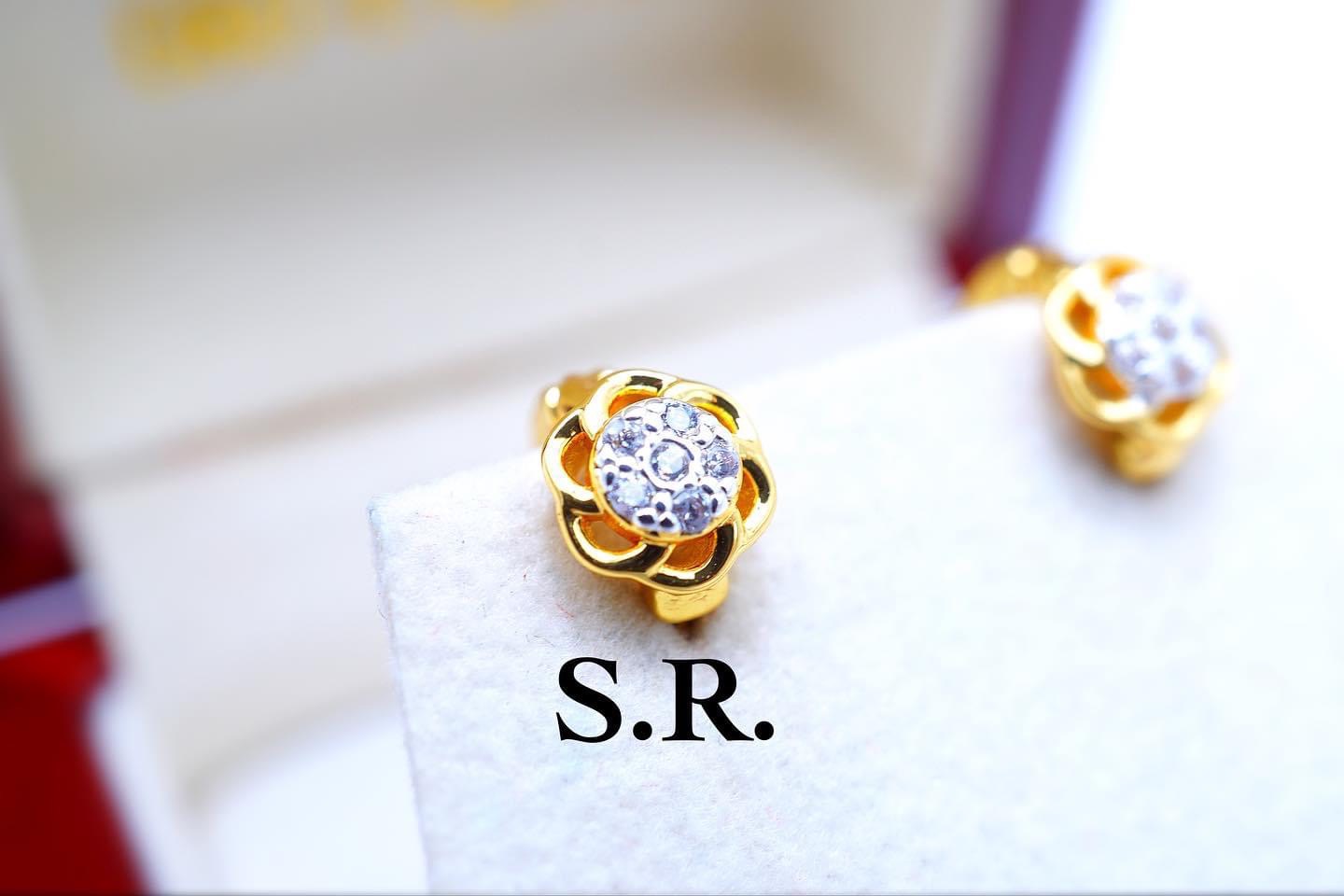 S.R. Gold Earrings, Gold Earrings, Gold Hoop Earrings, 1 Salung Gold, Gold Turbines, 100 Water Diamonds, Weight of Each Piece Is 2 Taeng, Beautiful White Color, Good Shine, Comes with a Certificate of Product, Gold Plated with Real Gold, 100% Gold Plated. ราคา 1,121 บาท*ส่งฟรี
