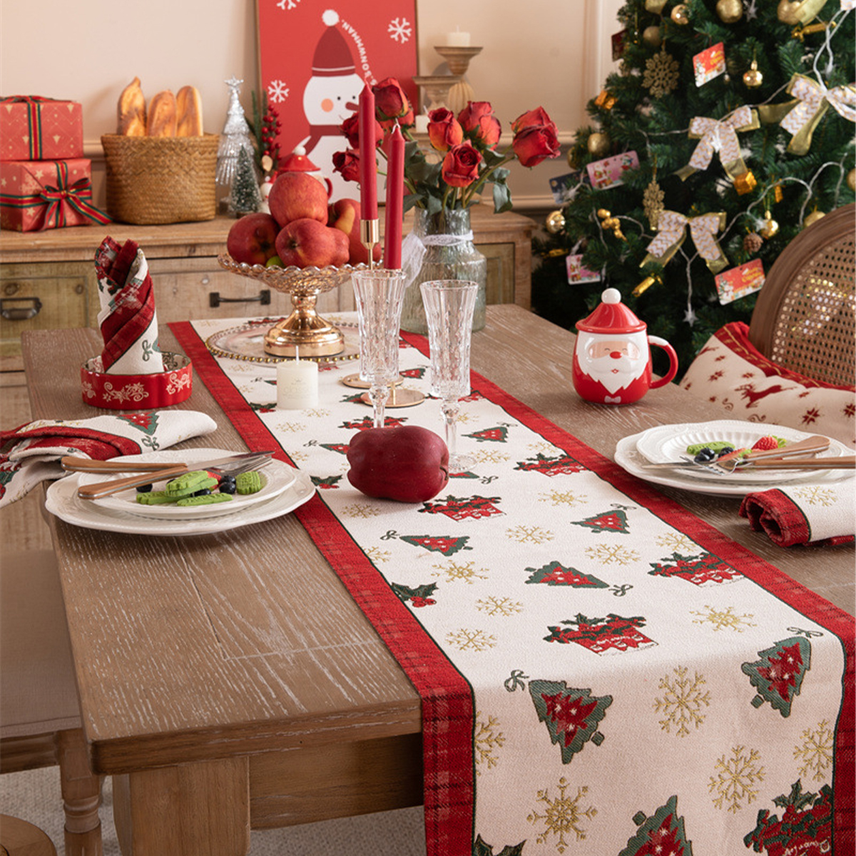 Dziiemall Christmas Table Cloth Xmas ผ้าคาดโต๊ะ ผ้าปูโต๊ะ คริสต์มาส ต้นคริสต์มาส ตกแต่งบ้าน เทศกาล ของขวัญ ปาร์ตี้ ราคา 249 บาท*ส่งฟรี