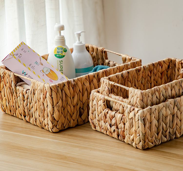 THAILUCKY ตะกร้าเก็บเครื่องสำอาง ตะกร้าสานผักตบชวา สีธรรมชาติ กล่องสี่เหลี่ยม มีหูจับ เก็บของบนโต๊ะ มี 3 ไซส์ สไตล์ญี่ปุ่น ราคา 198 บาท*ส่งฟรี
