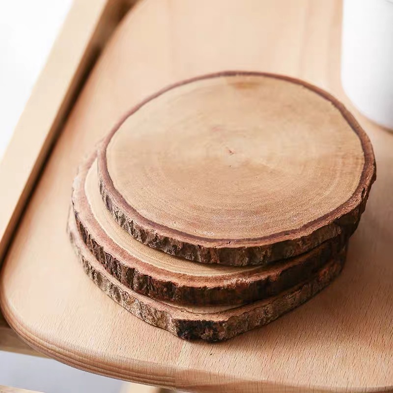 ไม้รองแก้ว จานรองแก้วติดเปลือก สีและลายจะเป็นไปตามธรรมชาติของไม้ จานรองน้ำชา ของฝาก ของที่ระลึก ของชำร่วย LuckyThailand ราคา 26 บาท*ส่งฟรี