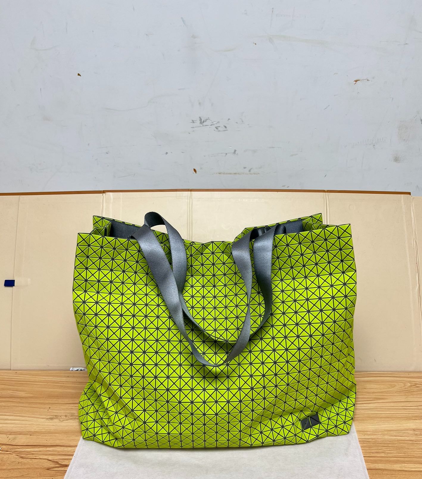 Bao Bao Issey Miyake large capacity single shoulder shopping bag laptop bag PVC handbag branded crossbody sling bag ราคา 2,995 บาท*ส่งฟรี