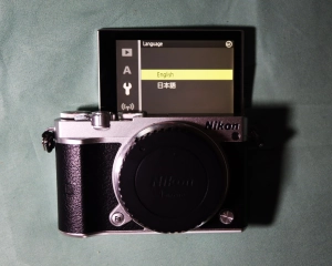 ภาพหน้าปกสินค้าNikon 1 J5 20.8MP  บันทึกภาพสุดน่าทึ่งด้วยความเร็วในการถ่ายภาพต่อเนื่องที่เร็วอย่างเหลือเชื่อถึง 20 ภาพต่อวินาทีเมื่อใช้การติดตามระยะโฟกัสอัตโนมัติและวิดีโอสูงสุดถึง 4K ด้วยจอภาพ LCD ปรับเอียงขึ้นได้ 180° รวมถึงหน้าจอสัมผัส ระบบควบคุมแบบปรับเองทั้งหมด เอ็ ที่เกี่ยวข้อง