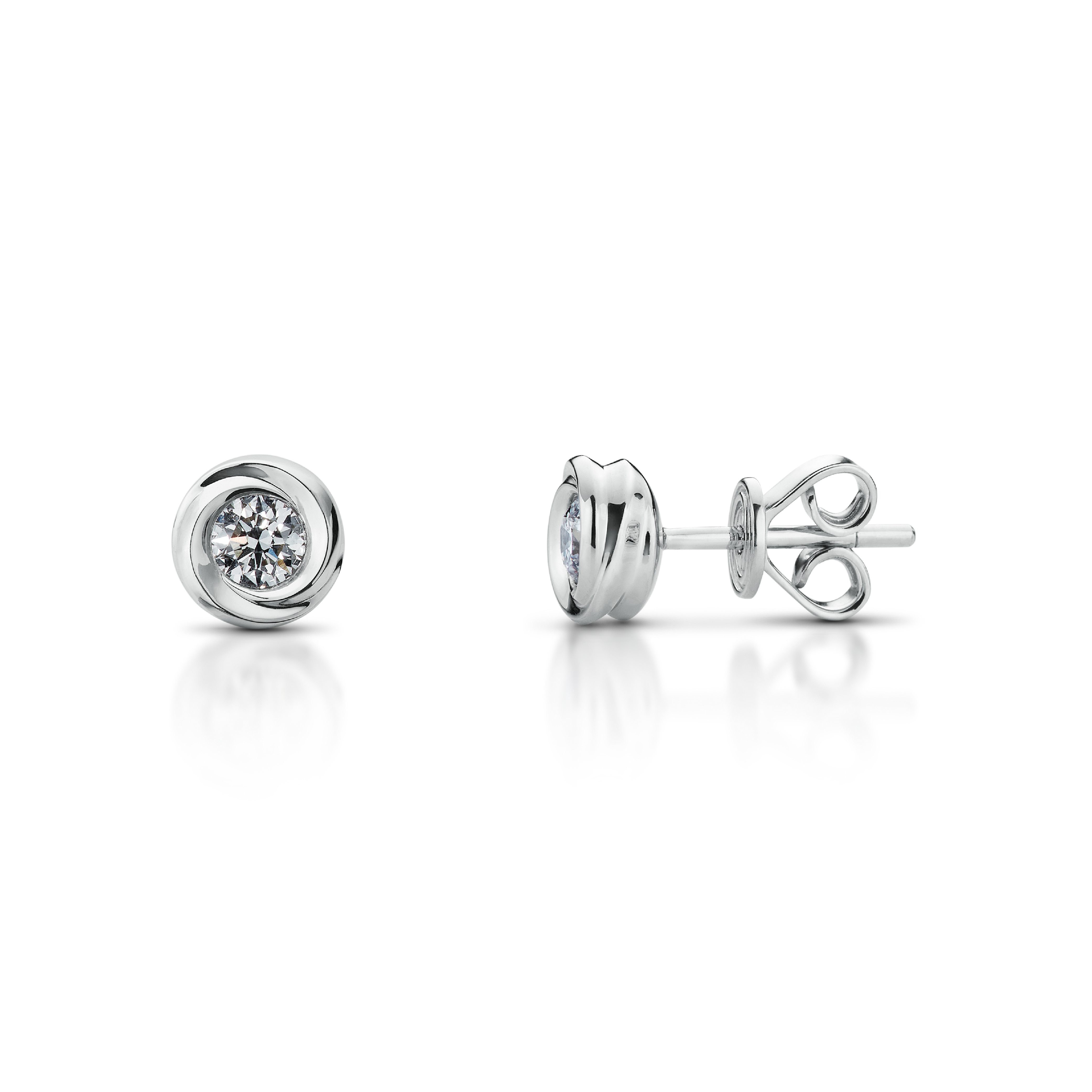 Ananta Timeless Stud Earrings, Ethereal Curve Small, Elevate Your Everyday Elegance with a Pure and Timeless Design. Minimalist Shape That Perfectly Reflects the Sparkle of Diamonds. Designed in Three Sizes to Suit Every Occasion, Giving You the Confidenc ราคา 25,800 บาท*ส่งฟรี