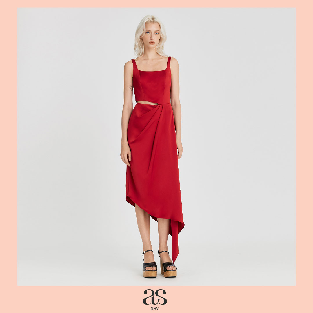 [asv aw24] Zendaya Asymmetrical Dress เดรสผู้หญิง ทรงอสมมาตร คอเหลี่ยม แขนกุด เว้าเอวข้าง แต่งเดรปด้านหน้า ผ้าซาติน ราคา 8,690 บาท*ส่งฟรี