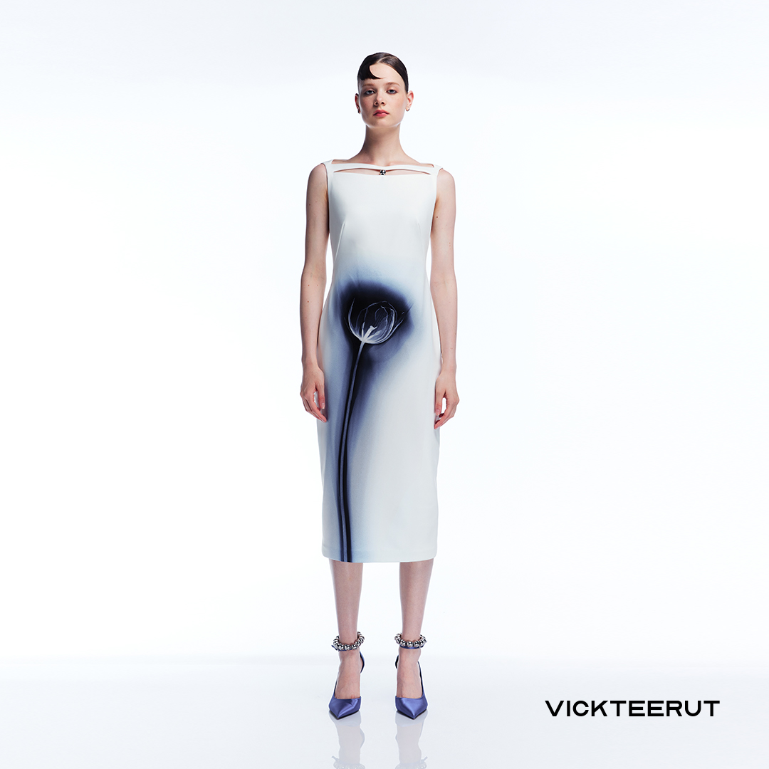 Vickteerut (Regular Price 12,500-.) Sleeveless Sheath Dress with Flower Motif and Metallic Ball Detail. Sleeveless, Form-Fitting Dress with Floral Print and Metallic Ball Decorations. ราคา 3,750 บาท*ส่งฟรี