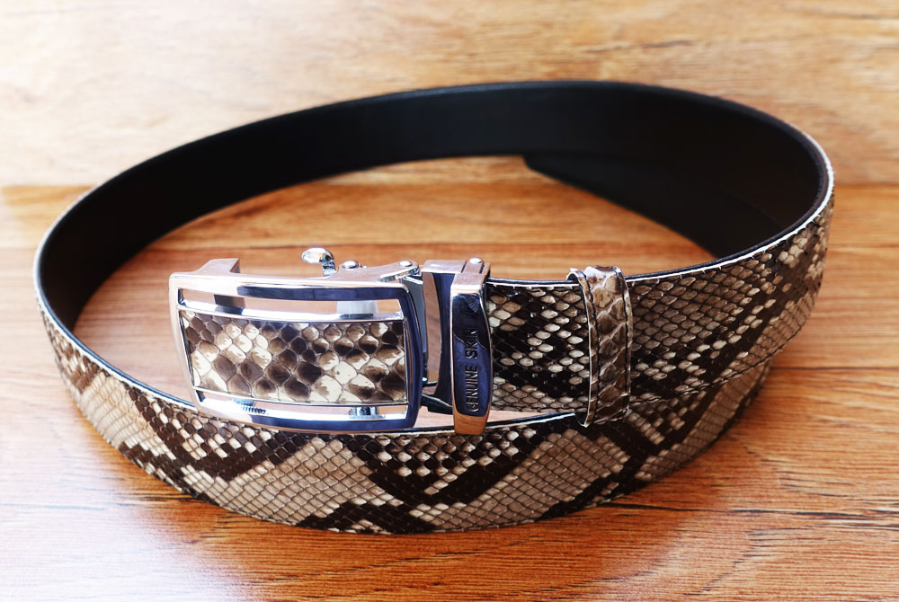 เชิญเลือกชม เลือกซื้อ ได้ที่ร้าน MaxamDesign Genuine Phyton Skin หัวเป็นระบบ ออโตล็อต ต้องใช้ของแท้ ใช้นาน ใช้ทน เข็มขัดหนังงูเหลือมแท้ ลวดลายเป็นธรรมชาติ และสีธรรมชาติ maxam design ราคา 1,800 บาท*ส่งฟรี