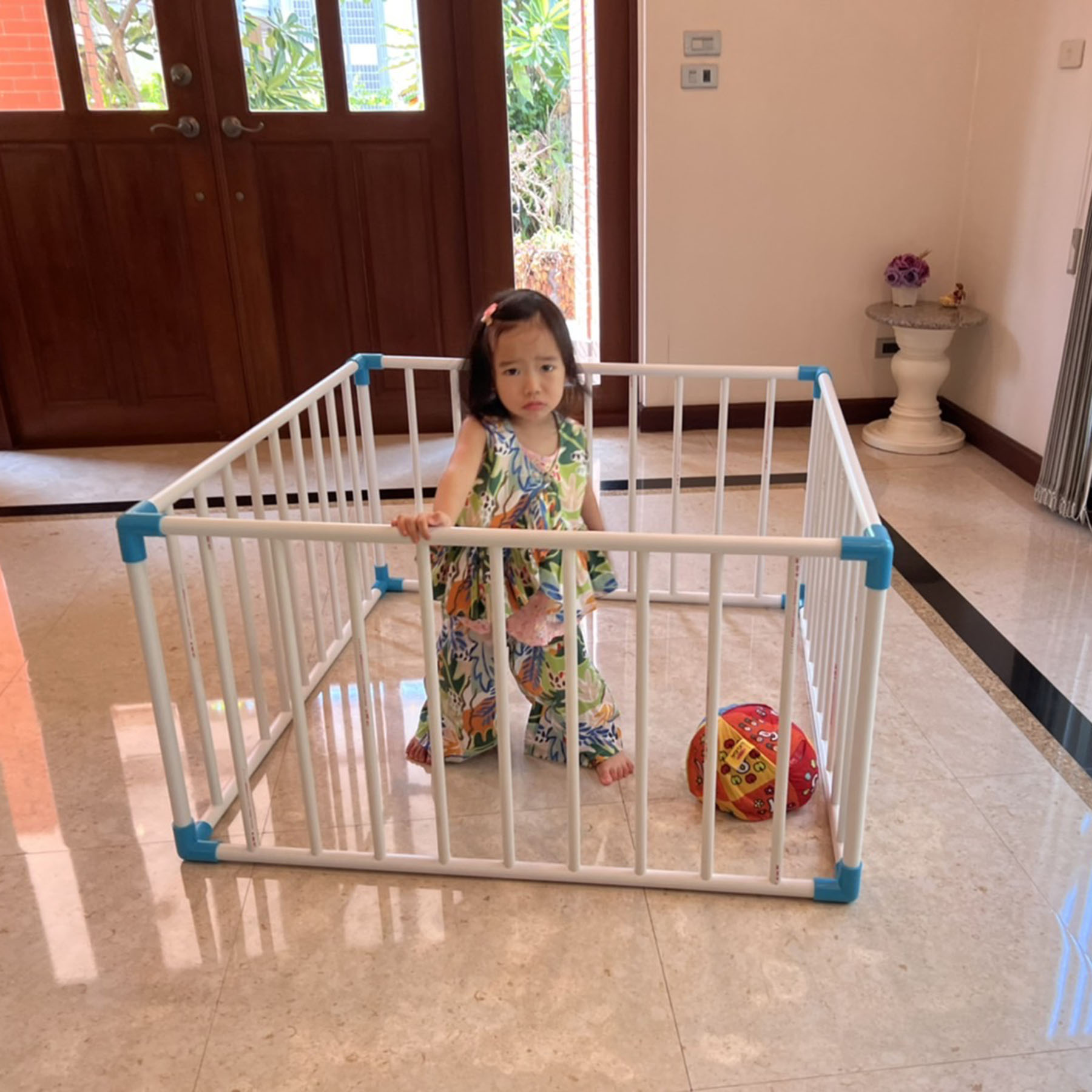 1X1S63L คอกกั้นเด็ก ขนาด3.5x3.5ฟุต (100x100cm) สีขาว-มุมสามทางฉากฟ้า พร้อมส่ง รุ่นพร้อมใช้พกพาได้ทุกที่