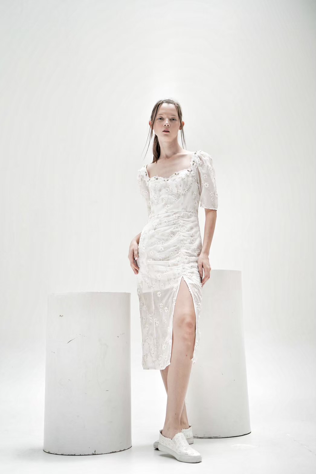 DR006WHFA23_Thea by Thara ชุดเดรสแขนตุ๊กตา ผ้าทอปักดอกไม้ embroideries ราคา 14,900 บาท*ส่งฟรี