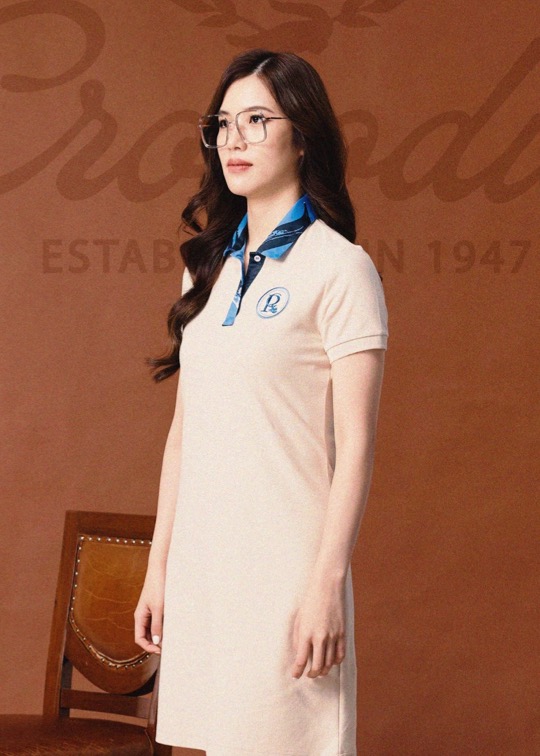 CROCODILE BEIGE ATHLETIC LENGTH DRESS WITH FABRIC PRINT COLLAR AND EMBROIDERY ชุดเดรสสีครีมปกพิมพ์ลายพร้อมลายปัก ราคา 2,650 บาท*ส่งฟรี