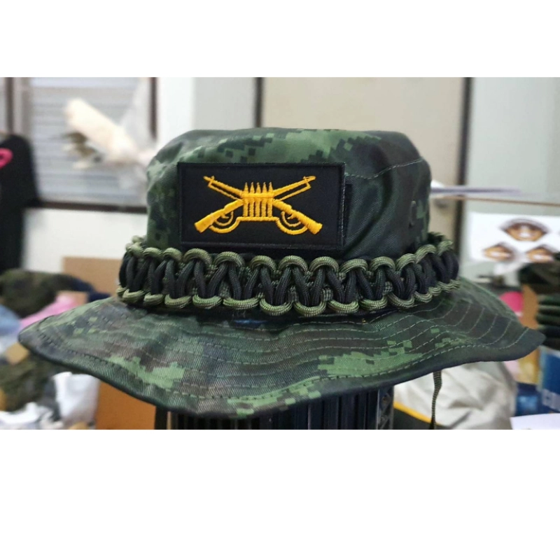 ภาพหน้าปกสินค้าหมวกปีกลายพรางทหารบก ลายพรางใหม่ ถักเชือกรอบหมวกพร้อมอาร์มหน้าหมวก จากร้าน Chaloempon  Navy Shop 888 บน Lazada