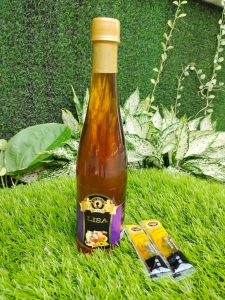 สินค้า น้ำผึ้งดอกลำไย ขวดพลาสติกทรงไวน์ ตราลิซ่า ขนาด 1000 กรัม 1 ขวด แถมน้ำผึ้งป่า 12g 2 ซอง