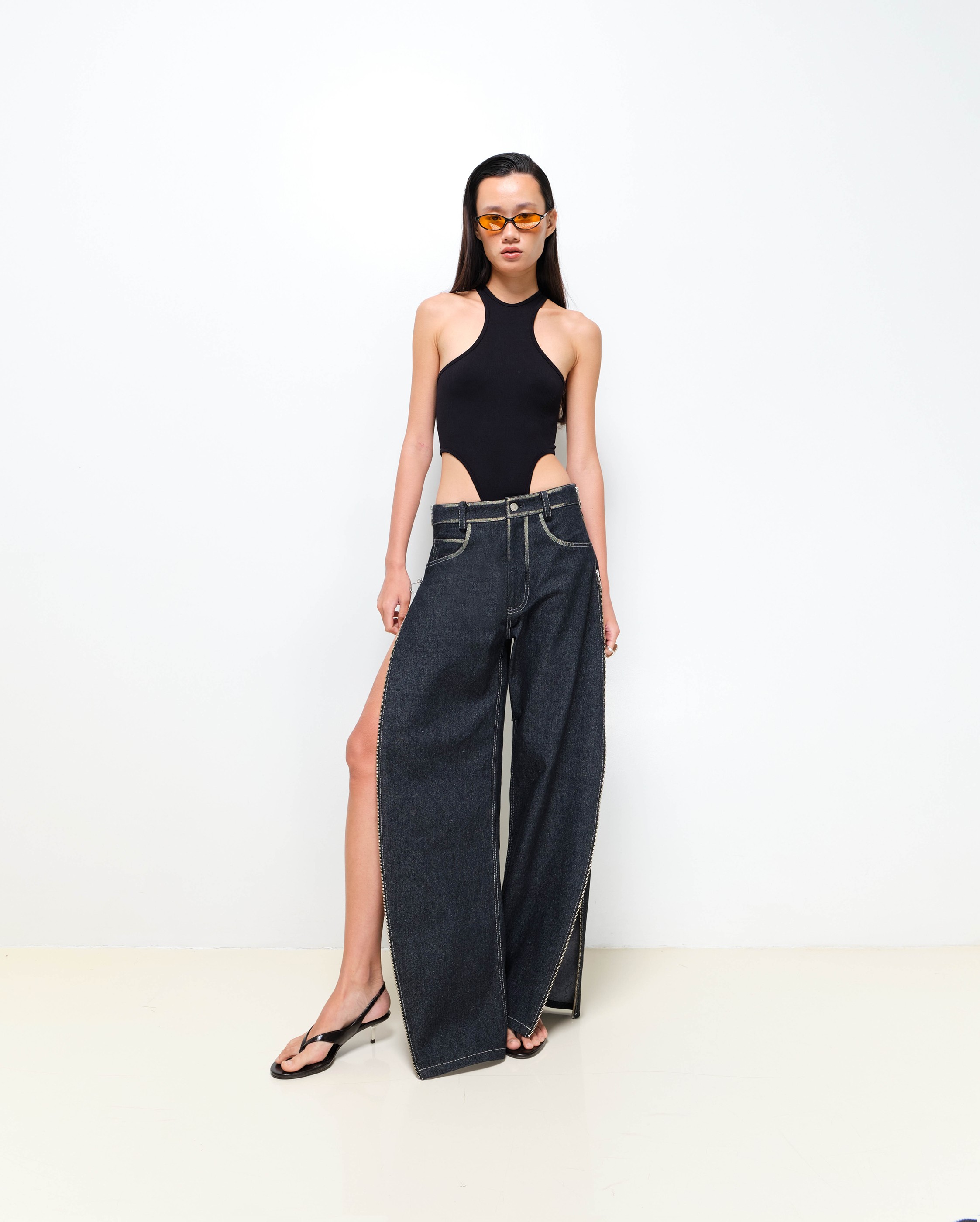 Fah Chak Woman Tyria Jeans (unisex), Liquorice กางเกงยีนส์สีดำ ราคา 7,900 บาท*ส่งฟรี