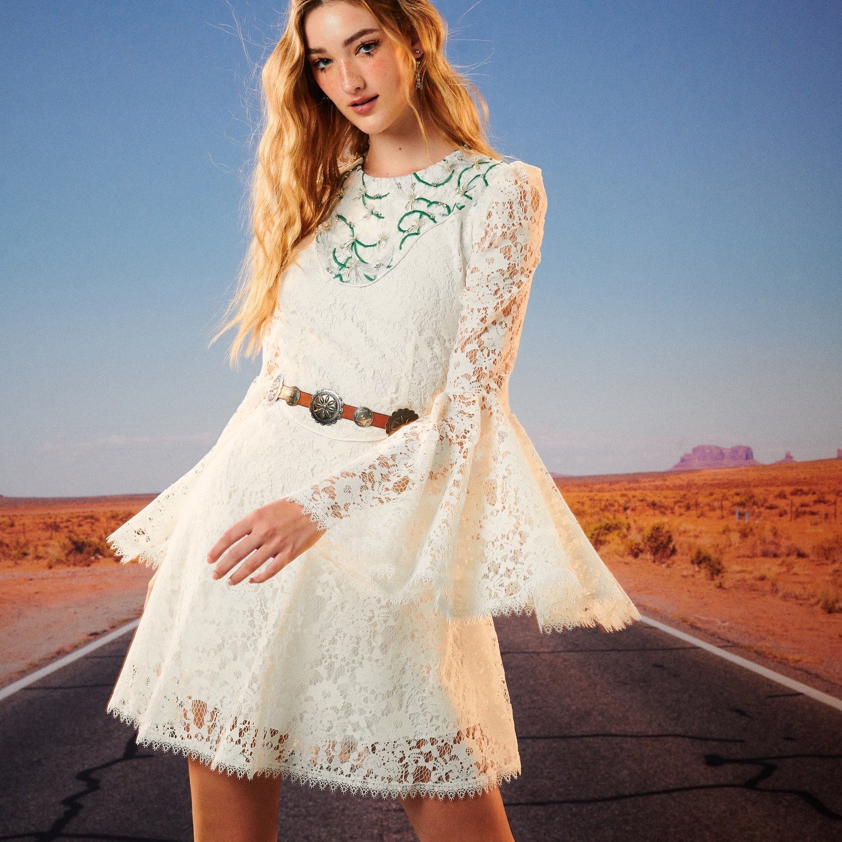 Tohns Jewel Embellished Long Sleeve Lace Dress ราคา 4,397 บาท*ส่งฟรี