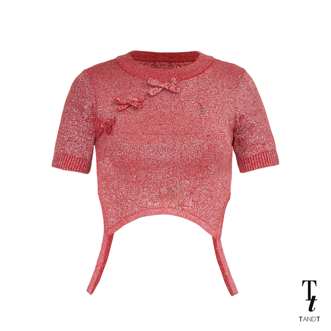 TandT - LILI Top - TURTLE NECK BOW TRIM CROPPED TOP เสื้อนิตติ้งคอเต่าแขนสั้น เว้าเอว ตกแต่งโบว์ นิตติ้งทอกริตเตอร์เงินผสมสีแดง ราคา 1,155 บาท*ส่งฟรี