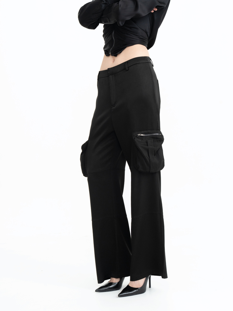 Pania Ixora Cargo Pants in Shiny Black ราคา 3,900 บาท*ส่งฟรี