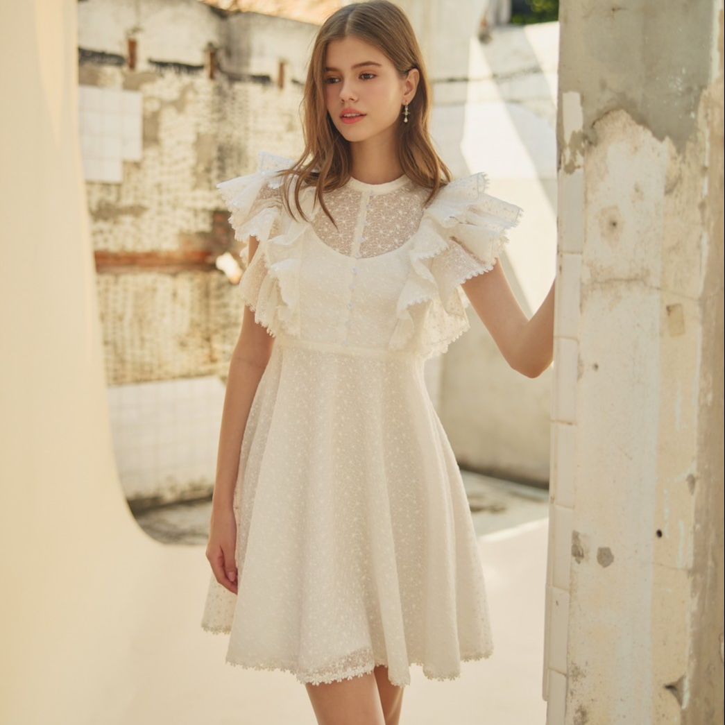 [Tohns] Sleeveless Ruffle Front Button Lace Dress Lelegant Design of a White Lace Sleeveless Dress, Sleeveless Ruffle Front Button Lace Dress Style That Emphasizes Romance with Ruffle Details Around the Arms. ราคา 4,770 บาท*ส่งฟรี