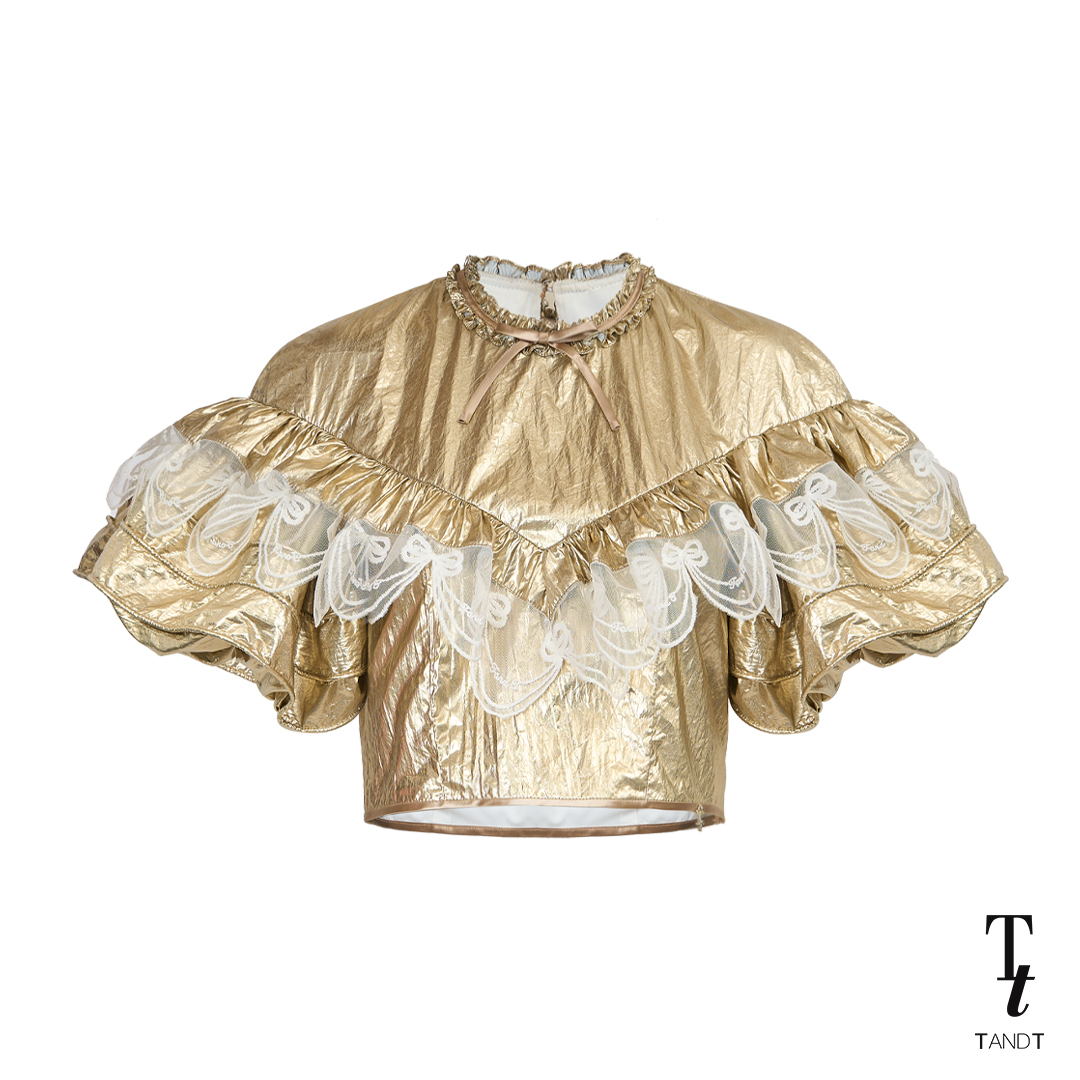 TandT - RINI Top - METALLIC FOIL PUFF SLEEVES LACE TRIMMED CROP TOP เสื้อคร๊อปตัวสั้นแขนพอง คอผูกโบว์แต่งรูดระบาย ตกแต่งเชิงลูกไม้ ผ้าฟรอยด์สีทอง ราคา 1,875 บาท*ส่งฟรี