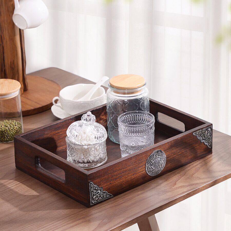 THAILUCKY ถาดไม้สักเก็บของ มีหูจับ แบบเหลี่ยม ใช้สำหรับเสิร์ฟน้ำ อาหาร วางเครื่องปรุง ติดแผ่นนิเกิลลายช้าง สีโอ๊ค มี2ขนาดให้เลือก ราคา 259 บาท*ส่งฟรี