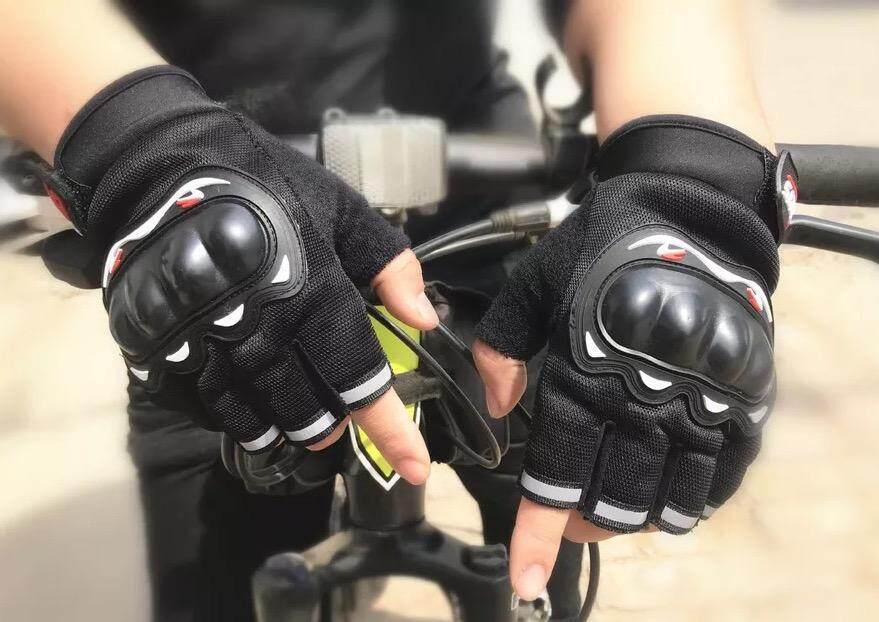 ถุงมือขับมอไซค์ แบบครึ่งนิ้ว ถุงมือมอไซค์ ถุงมือข้อสั้น ใส่สบาย ระบายความร้อนได้ดี เล่นโทรศัพท์มือถือได้ ปั่นจักรยาน ออกกำลังกาย (ฟรีไซต์) ถุงมือครึ่งนิ้ว