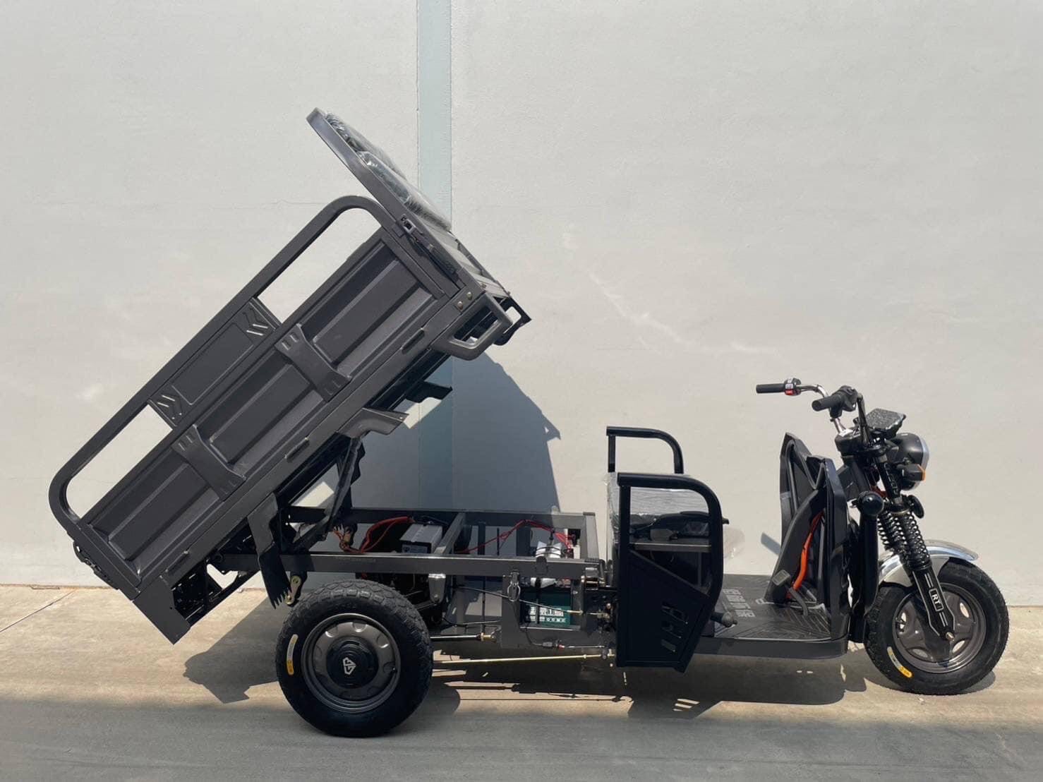 Electric Three-Wheeled Vehicle, Pickup Truck (Can Carry up to 500 Kilograms), Pickup Truck with Lift-Up Rear Bed, Destination Charges Apply. ราคา 49,900 บาท*ส่งฟรี