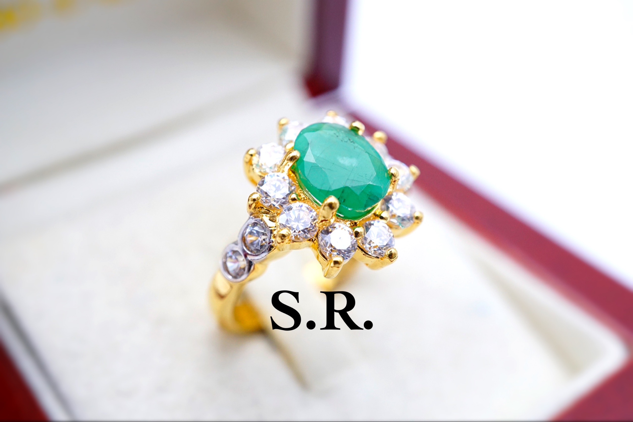 S.R. แหวนทองพลอยมรกตแท้ เม็ดละ 1.09 กะรัต ล้อมเพชร เม็ดละ 10 ตังค์ น้ำขาวสวยไฟดี พร้อมใบรับรองสินค้า เคลือบทองคำแท้100% ราคา 3,476 บาท*ส่งฟรี