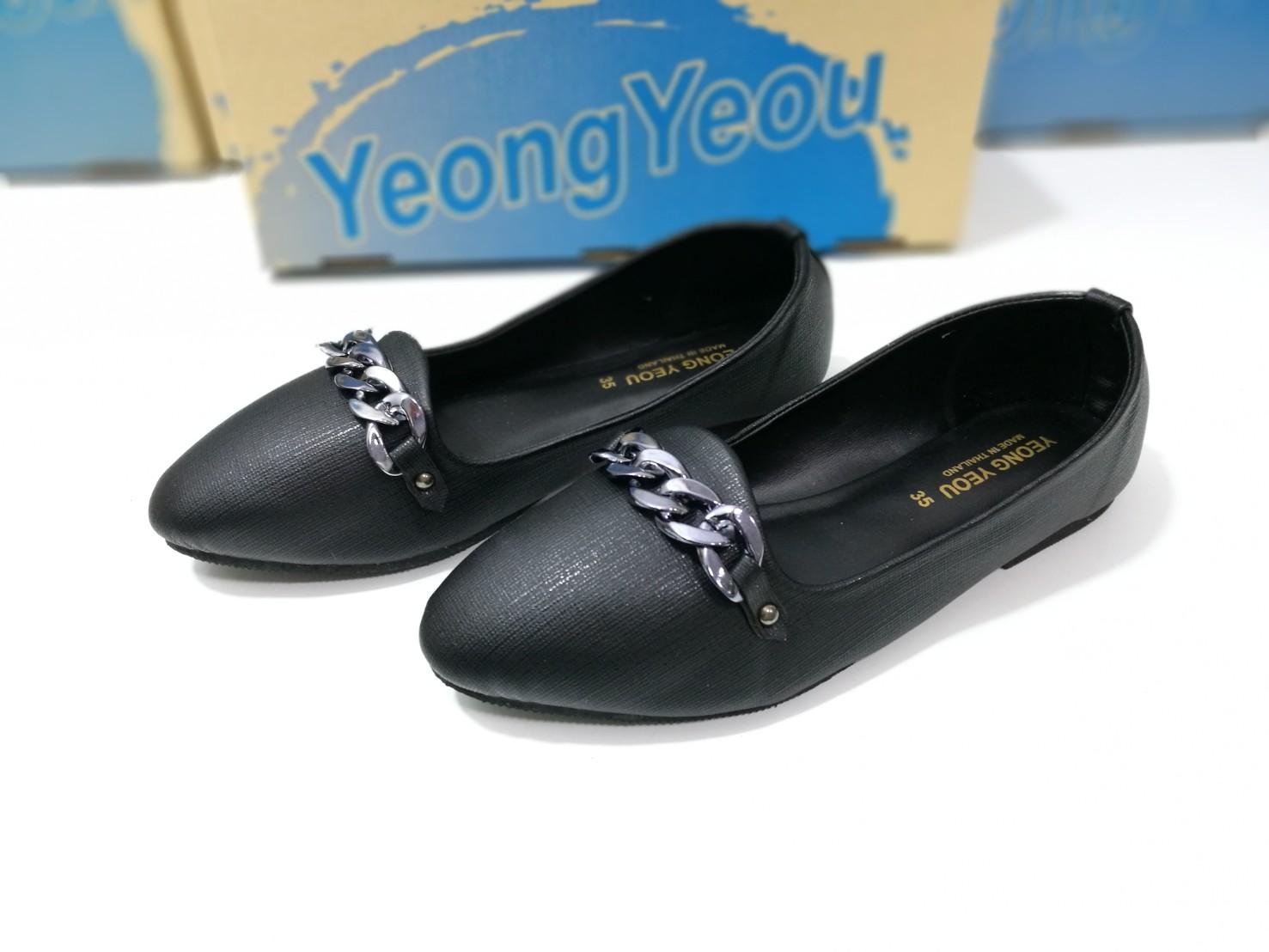 yeong yeou รองเท้าคัทชูหัวแหลมส้นแบนหนังออยประดับโซ่ yy603
