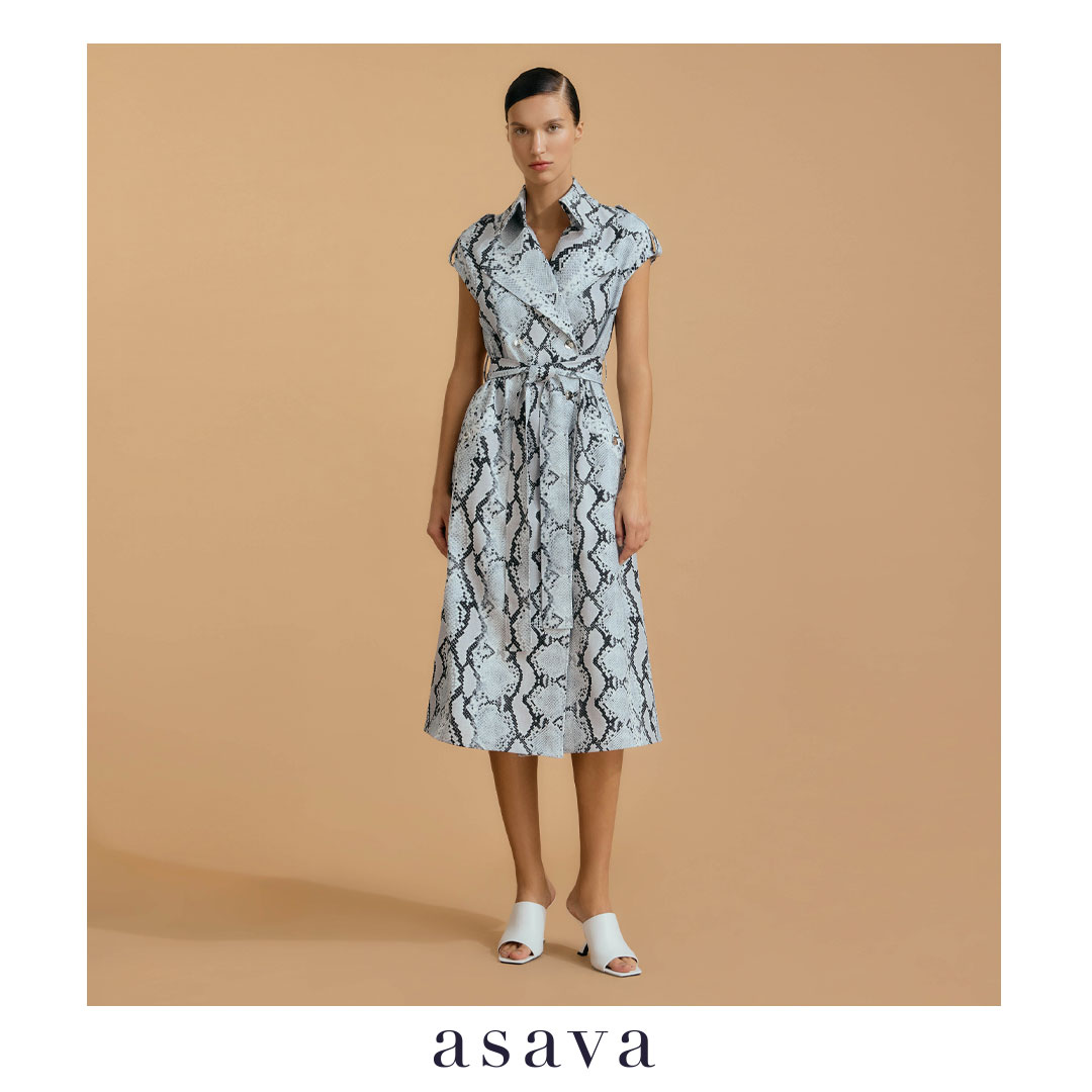 [asava ss25] Vera Trench Dress เทรนช์เดรส แขนล้ำ แต่งกระดุมติดบ่า แต่งคาดเข็มขัด กระเป๋าหน้า แต่งกระดุมสองแถว ผ่าหลัง ผ้าลายงู ราคา 24,000 บาท*ส่งฟรี