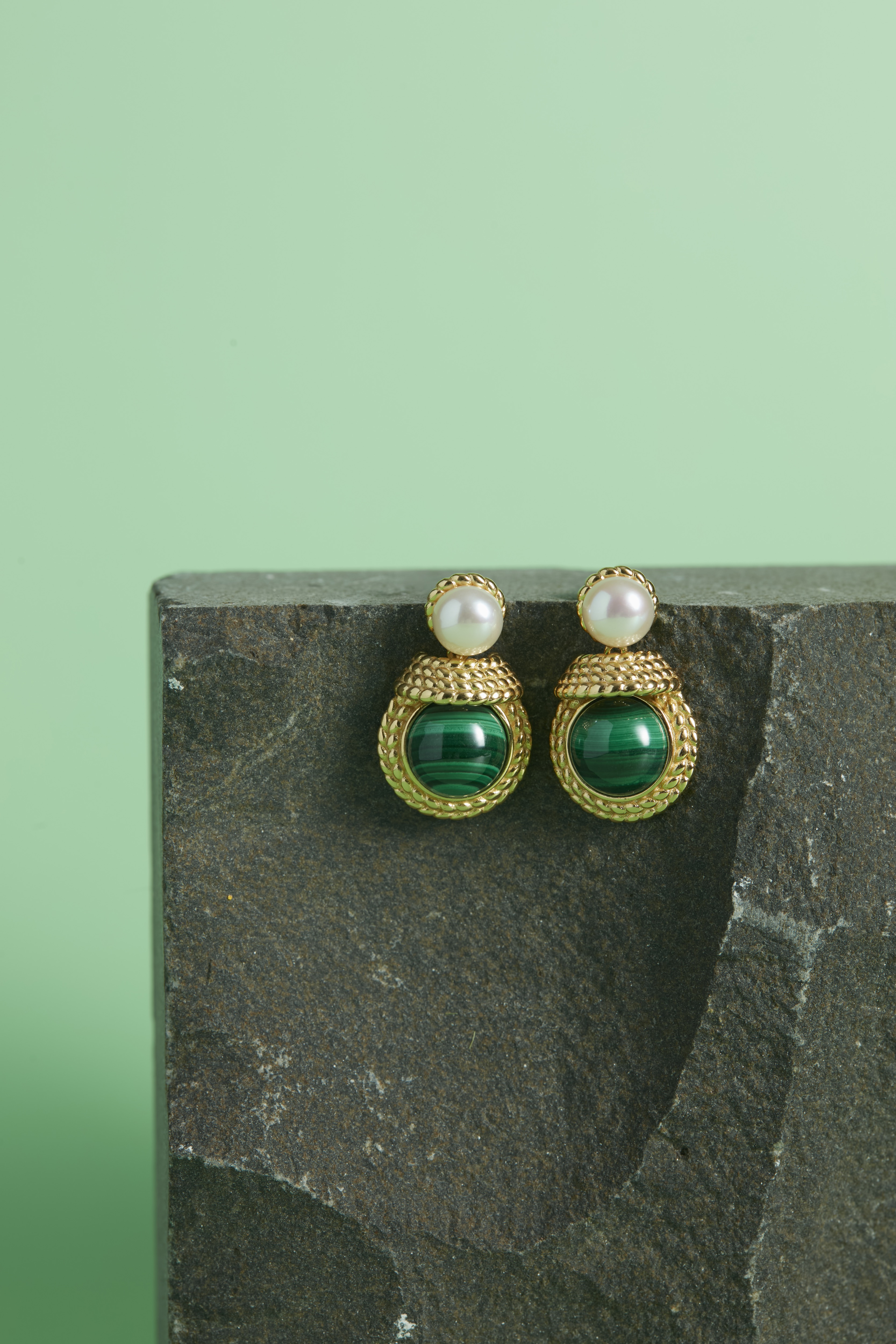 Vetiver Pearl Rope Malachite Freshwater Pearl Earring, Marakite Earrings, Bright Green Color, Attracts Money and Wealth. Texture of Rope Tied Around. 925 Sterling Silver Body, 8K Gold Plated, Fast Delivery. ราคา 3,100 บาท*ส่งฟรี