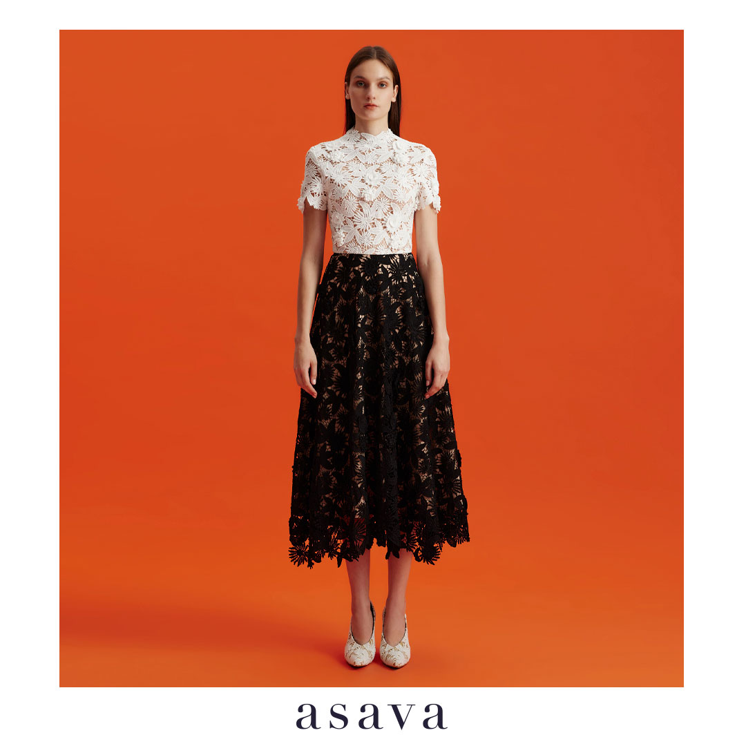 [asava aw24] Octavia Floral-lace Fit-and-flare Dress เดรสผู้หญิง ทรงฟิตแอนด์แฟลร์ คอปีน แขนสั้น ตะขอและซิปหลัง ผ้าลูกไม้ตาไก่ 3 มิติสองสี ราคา 19,600 บาท*ส่งฟรี