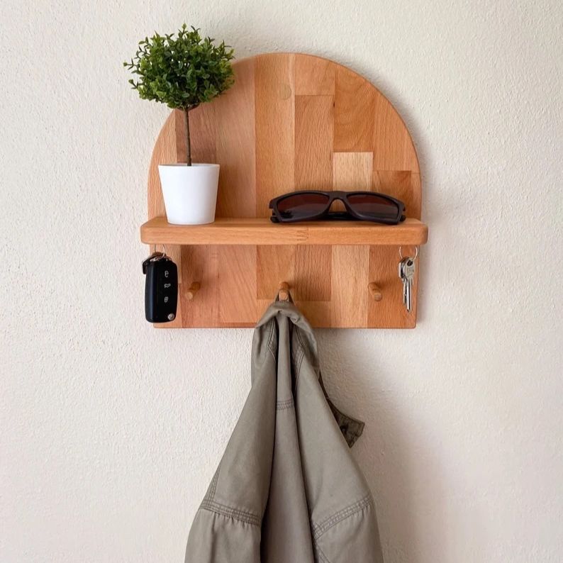 [FudFudAR] ฝุด-ฝุด-อะ ที่ห้อยกุญแจ แบบที่1 วางของได้ Key Holder with Shelf ชั้นวางของทางเข้า Entryway Shelf ราวแขวนเสื้อติดผนัง Coat Rack Wall Mount งานไม้สน ราคา 560 บาท*ส่งฟรี