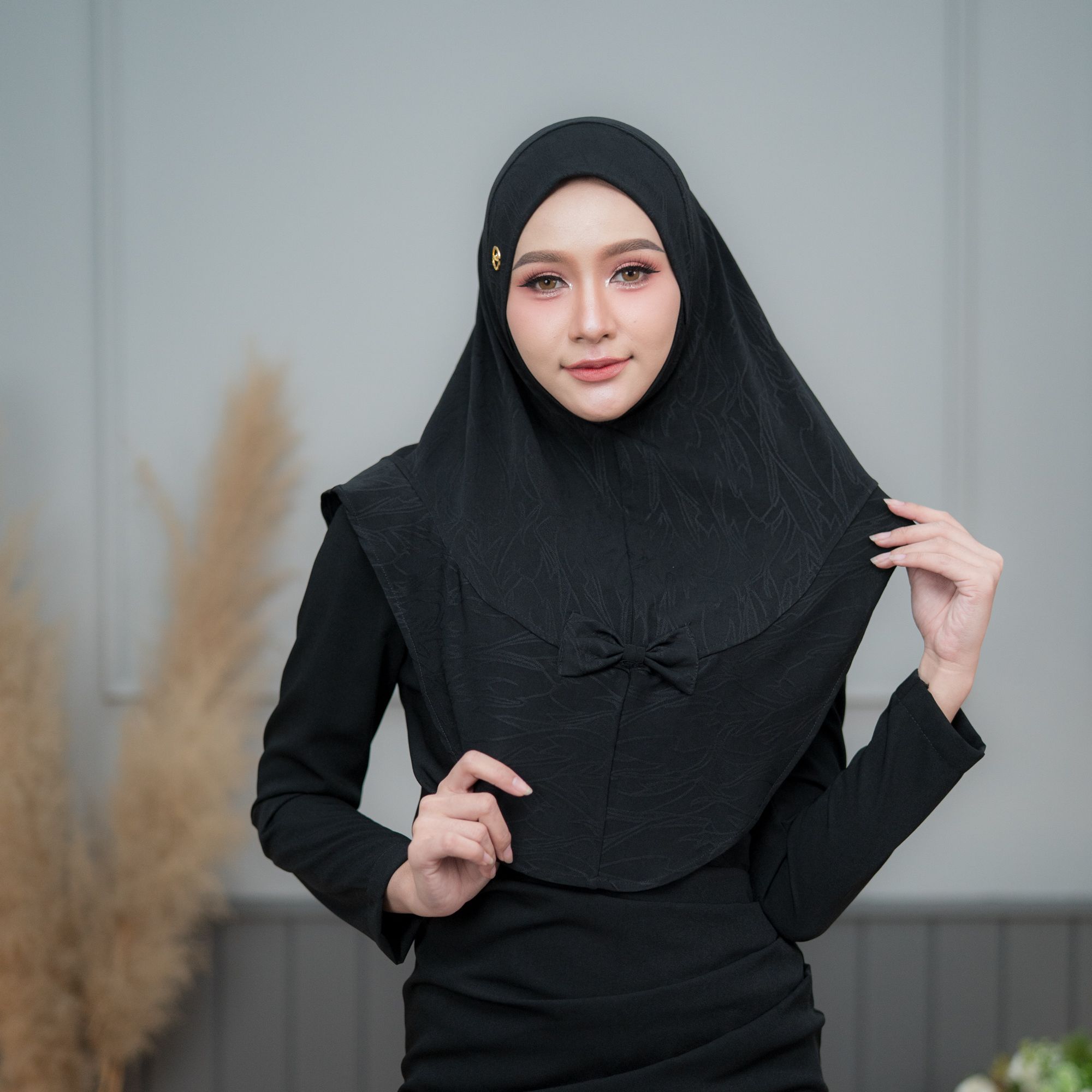 ผ้าคลุมฮิญาบ แบบสวมสำเร็จ ผ้ายืดลายในตัว ตกแต่งด้วยโบว์ หน้าสวยมาก ใส่ง่ายสุดๆ และงานเนื้อผ้าเกรดดี ดูดีมากๆ HM99 ราคา 94 บาท*ส่งฟรี
