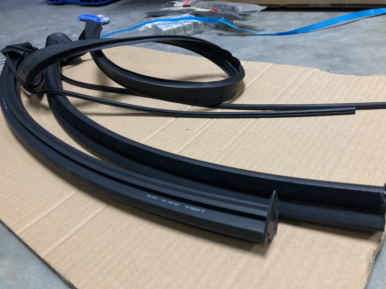 91. #A129 790 12 98 / ยางขอบหลังคาW129 / SL-class / 2012-2016 เบิกศูนย์ เบนซ์ (MBGS) ราคา 60,160 บาท*ส่งฟรี