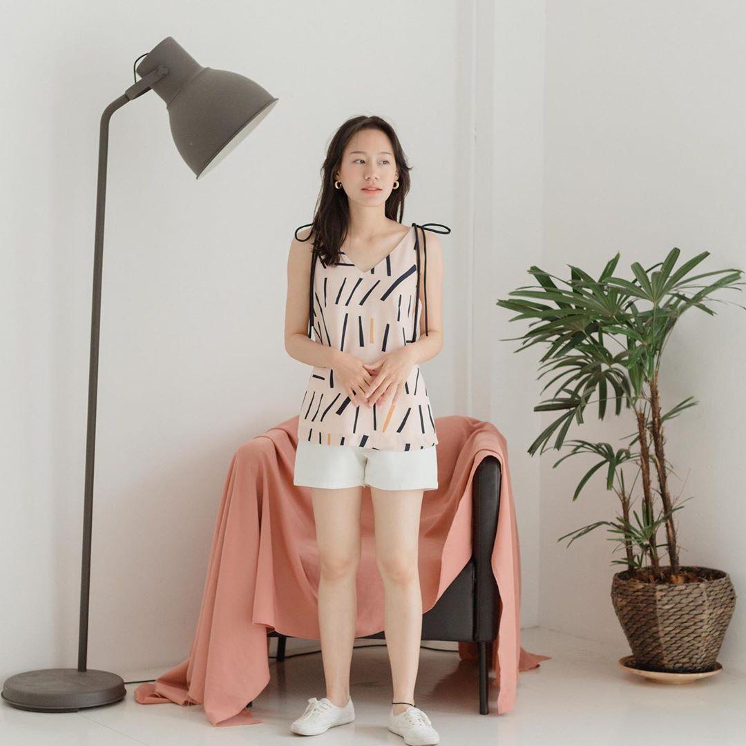 Blooming Holiday เสื้อแขนกุด ผูกโบว์ที่ไหล่รุ่น Tie her top Blooming Holiday เสื้อแขนกุด ผูกโบว์ที่ไหล่รุ่น Tie her top