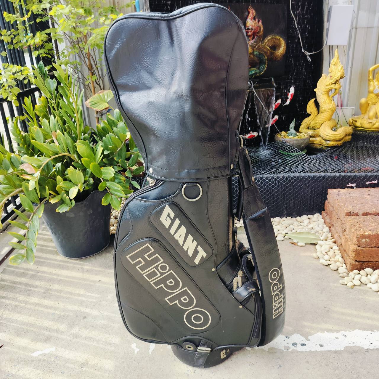 ถุงกอล์ฟ HIPPO GIANT รุ่นพิเศษ มีลายเซ็น John Daly ใบใหญ่มากๆ และหาสภาพสวยแบบนี้ยากมากค่ะ เป็นของแท้เลยนะคะ ถุงกอล์ฟพรีเมี่ยมมือสอง ของแท้ ราคา 2,899 บาท*ส่งฟรี