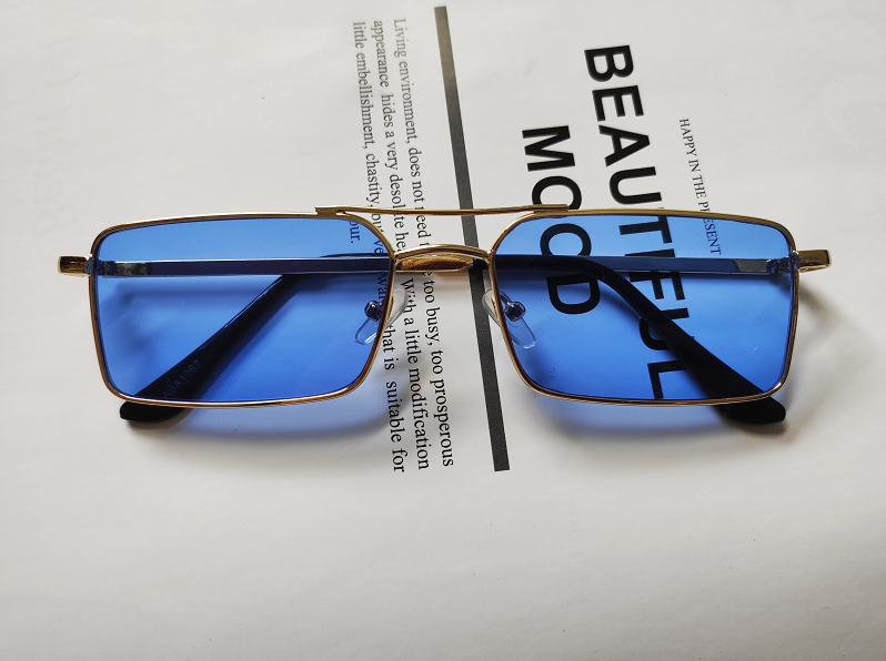 ภาพประกอบคำอธิบาย แว่นตาแฟชั่นแบบนิยมแว่นตากันแดดเลนส์สีสังข์กับโลหะทรงสี่เหลี่ยม