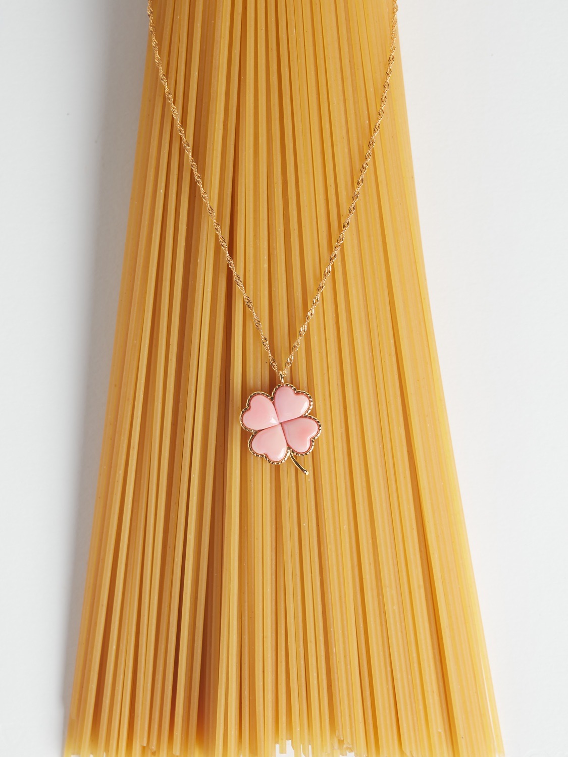 Vetiver Pearl Pink Conch Clover Necklace Necklace with Clover Leaf Pendant Pink Conch Shell Natural Pink Cut into a Heart Shape the Pendant Is Removable. 925 Sterling Silver Body, 18K Gold Plated, Fast Delivery ราคา 3,100 บาท*ส่งฟรี