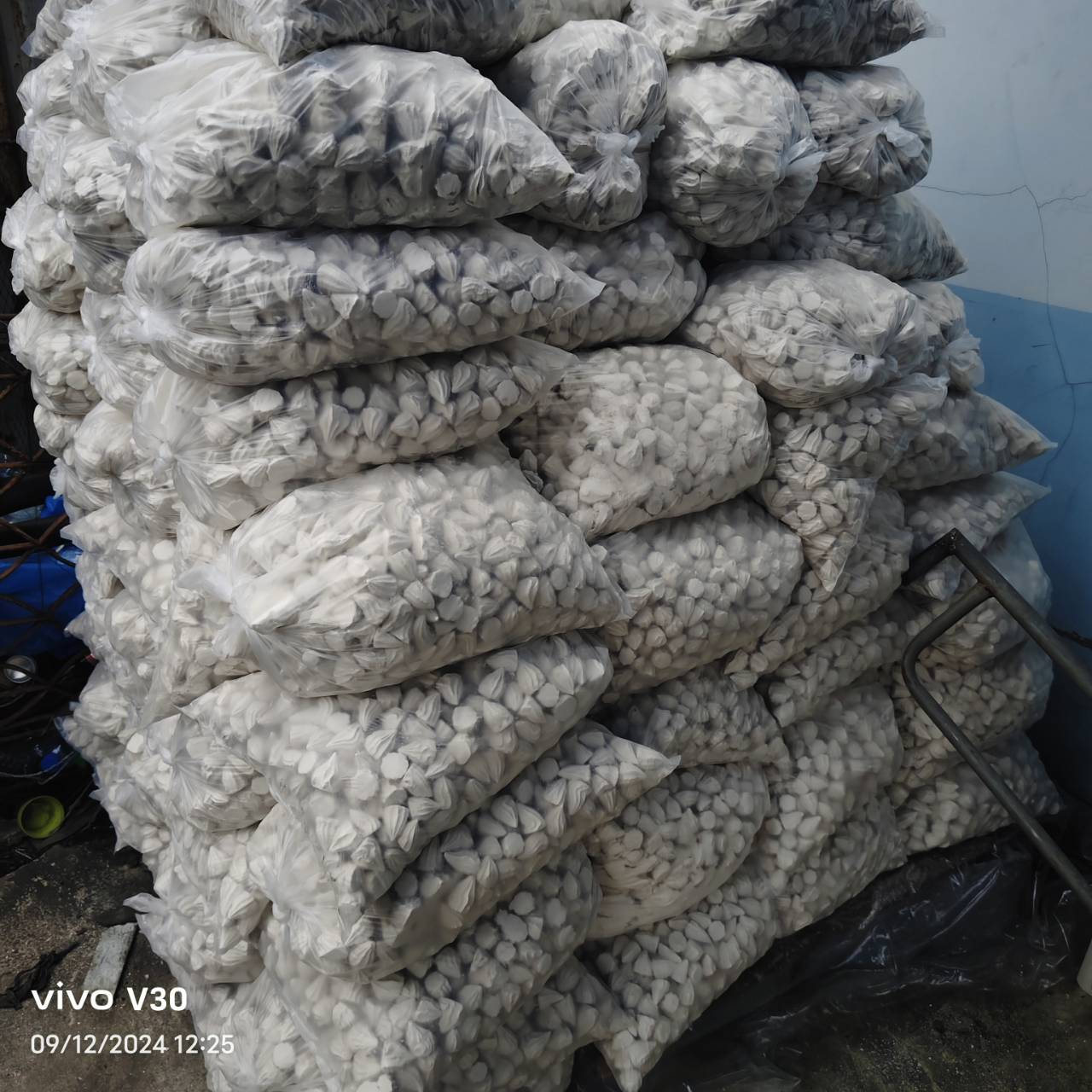 แป้งสงกรานต์ ดินสอพอง ( 1ถุง 10กก.) ดินสอพองเล่นสงกรานต์ แป้งสำหรับเล่นสงกรานต์ พร้อมส่ง ราคา  90 บาท*ส่งฟรี