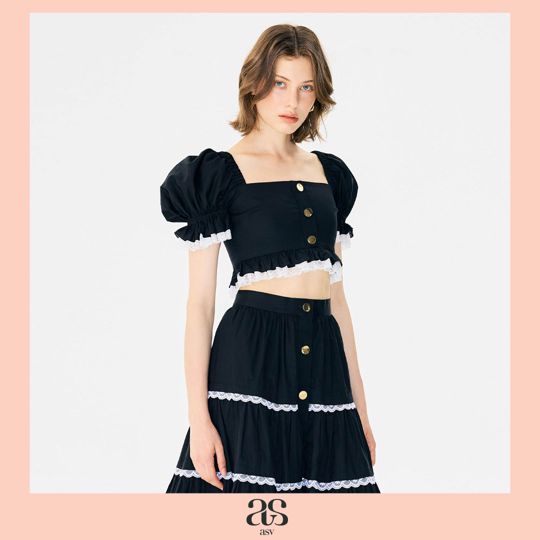 [Asv Aw25] Erin Cropped Blouse, Women's Shirt, Cropped Style, Elastic Neckline, Doll Sleeves, Lace Ruffle Detail at the Ends of the Sleeves and Hem. Decorated with a Picket Bow on the Front, Back Zipper. ราคา 3,703 บาท*ส่งฟรี