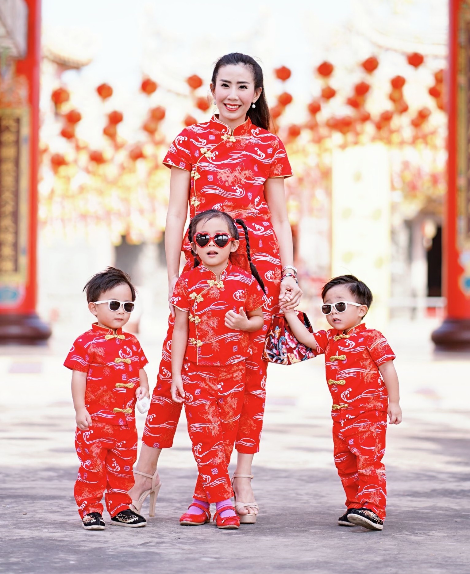 ชุดจีน เสื้อและกางเกง เสื้อคอจีน Chinese Beijing : Red dragon สีแดง ขลิบทอง ชุดจีนแม่ลูก ชุดจีนครอบครัว ชุดตรุษจีน ราคา 690 บาท*ส่งฟรี