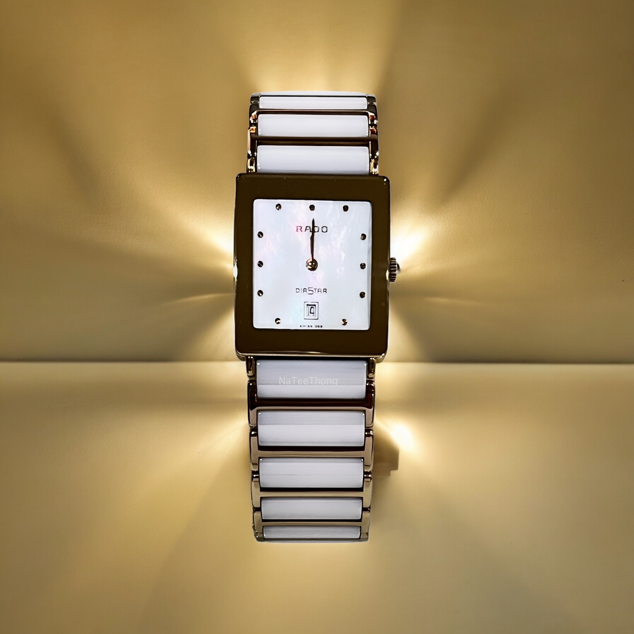 นาฬิกาข้อมือผู้หญิง RADO Diastar High-Tech Ceramic Quartz รุ่น 160.0281.3N ขนาดตัวเรือน 24x 30 มม ตัวเรือน Diastar สายทำจาก Ceramic High-Tech สลับ Stainless steel สีขาวทอง ราคา 51,000 บาท*ส่งฟรี