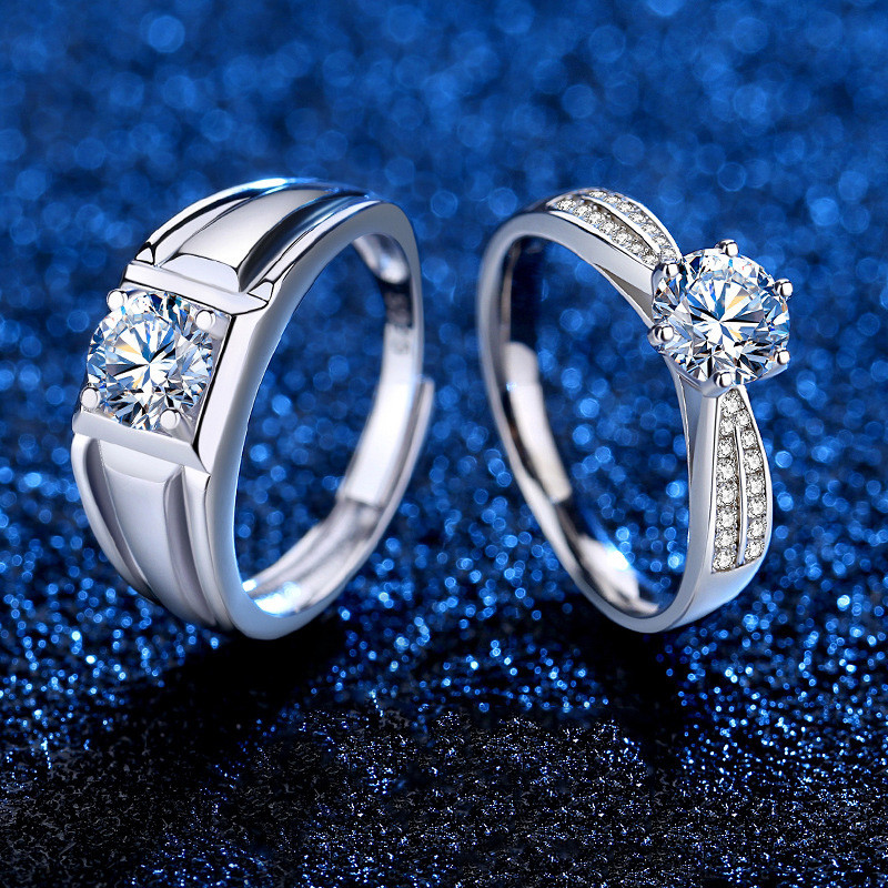 A Pair 1ct 6.5mm Six Claws Moissanite Matching Couple Rings for Him and Her Set Size Adjustable S925 Sterling Silver Romantic Design Wedding Engagement Ring Anniversary Ring ราคา 2,443 บาท*ส่งฟรี